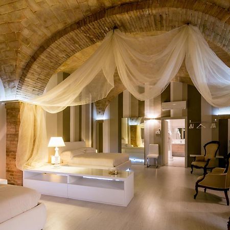 Hotel Degli Affreschi Монтефалько Номер фото