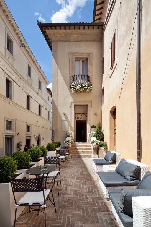Hotel Degli Affreschi Монтефалько Экстерьер фото